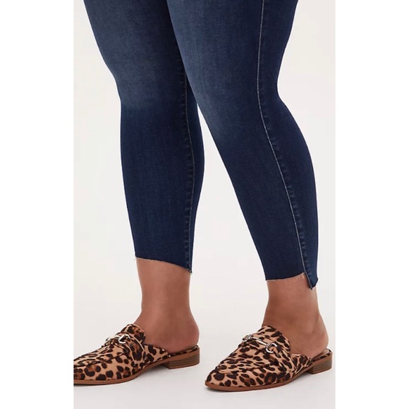 🆕Torrid Sky High Skinny Jean Step Hem DarkWash 14 - Picture 4 of 6